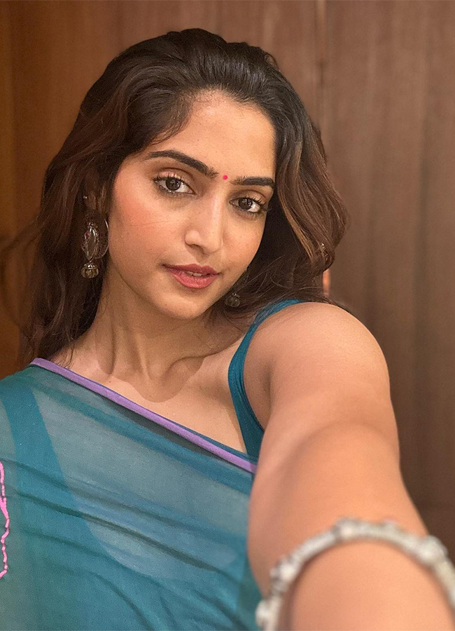 Heroine_20Reba_20Monica_20John_20item_20song_20in_20mad_20square_20movie__20_283_29.jpg 3