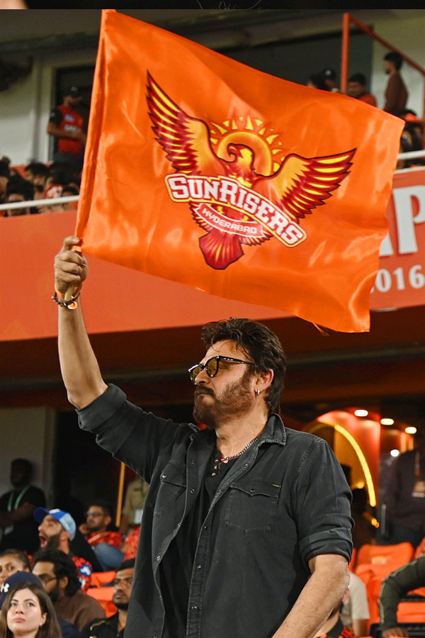IPL_20Cricket_20Fans_20Hungama_20At_20Uppal_20Stadium_20Photos_1_20_288_29.jpg 22