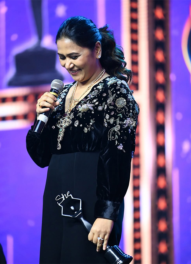 She_20Telugu_20Nakshatram_20Awards_202025_20photos_20goes_20viral_4.jpg 4