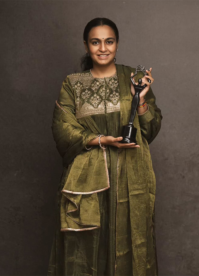 She_20Telugu_20Nakshatram_20Awards_202025_20photos_20goes_20viral_7.jpg 7