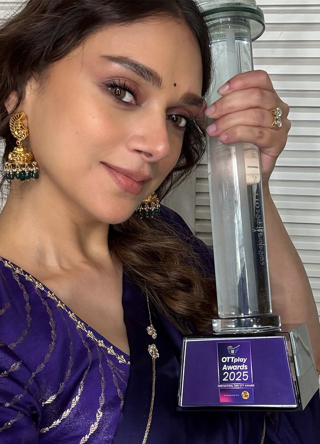 Adithi_20rao_20hydari_20award1.jpg 2