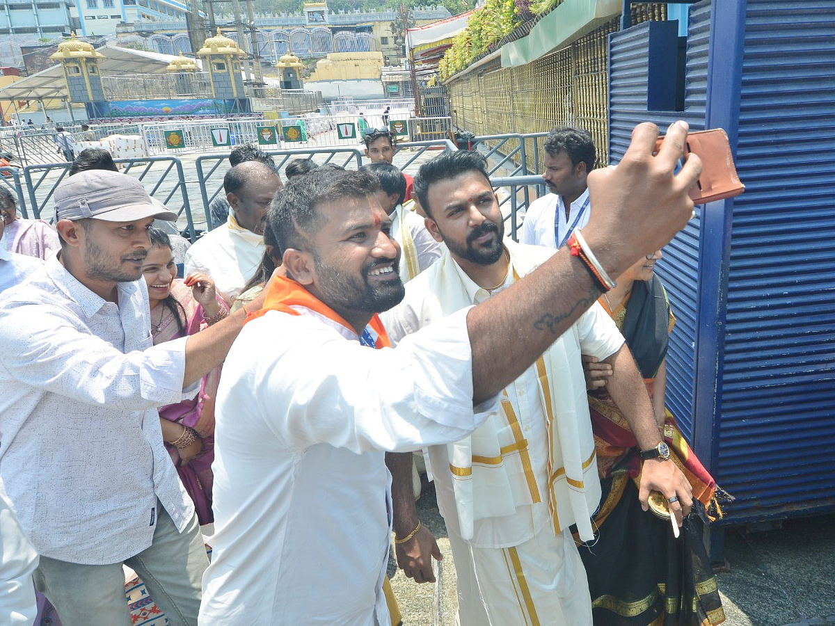 Actress_20Eesha_20Rebba_20and_20Director_20Tarun_20Bhascker_20_20Visits_20Tirumala_20Photos_20_282_29_0.jpg 7