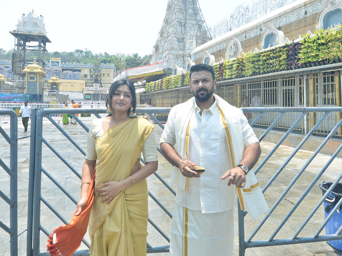 Actress_20Eesha_20Rebba_20and_20Director_20Tarun_20Bhascker_20_20Visits_20Tirumala_20Photos_20_288_29_0.jpg 6