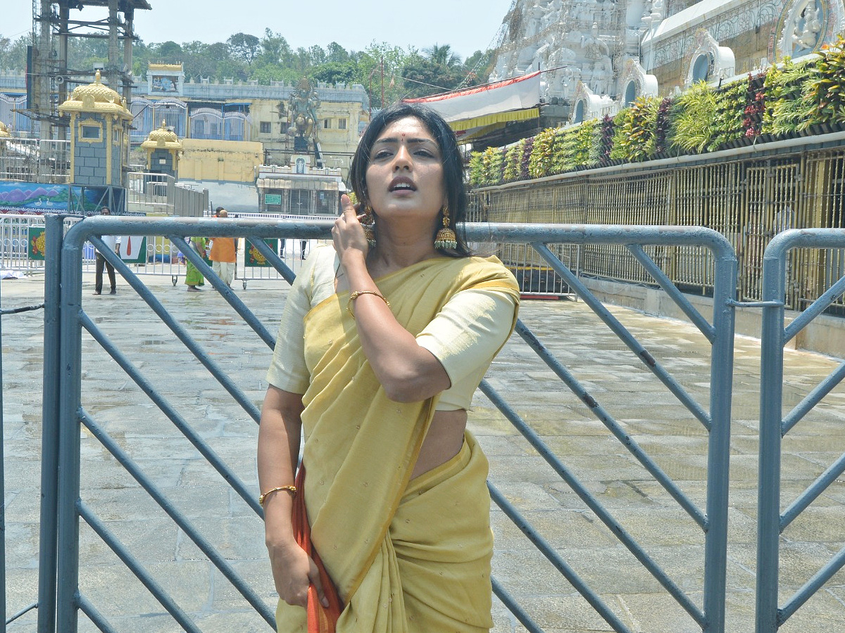 Actress_20Eesha_20Rebba_20and_20Director_20Tarun_20Bhascker_20_20Visits_20Tirumala_20Photos_20_289_29_0.jpg 9