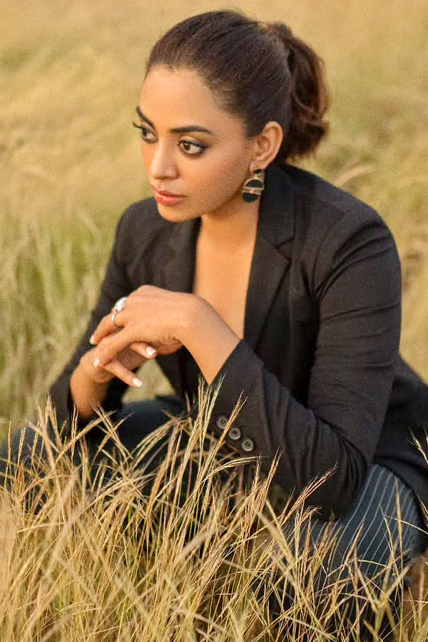 Actress_20Kamakshi_20Bhaskarla_20Busy_20In_20Tollywood_20With_20Multiple_20Movies_20Photos_20_2811_29.jpg 12