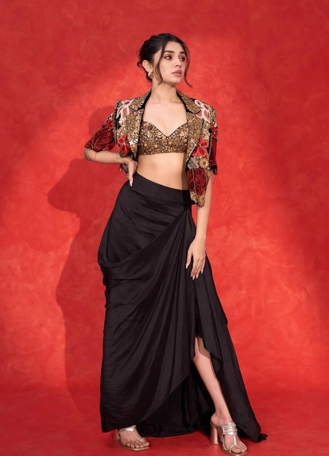 Actress_20Krithi_20Shetty_20Stunning_20Designer_20Dress_20Photos_20_289_29.jpg 8
