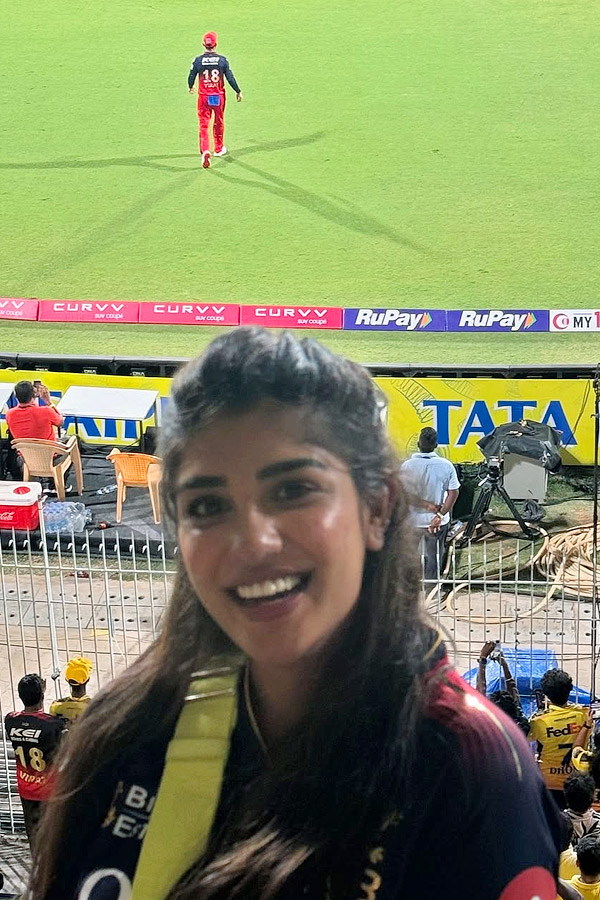 Artist_20Surekha_20Vani_20Daughter_20Supritha_20Watches_20IPL_20Match_20in_20Chepauk_20Photos_20_2810_29.jpg 11