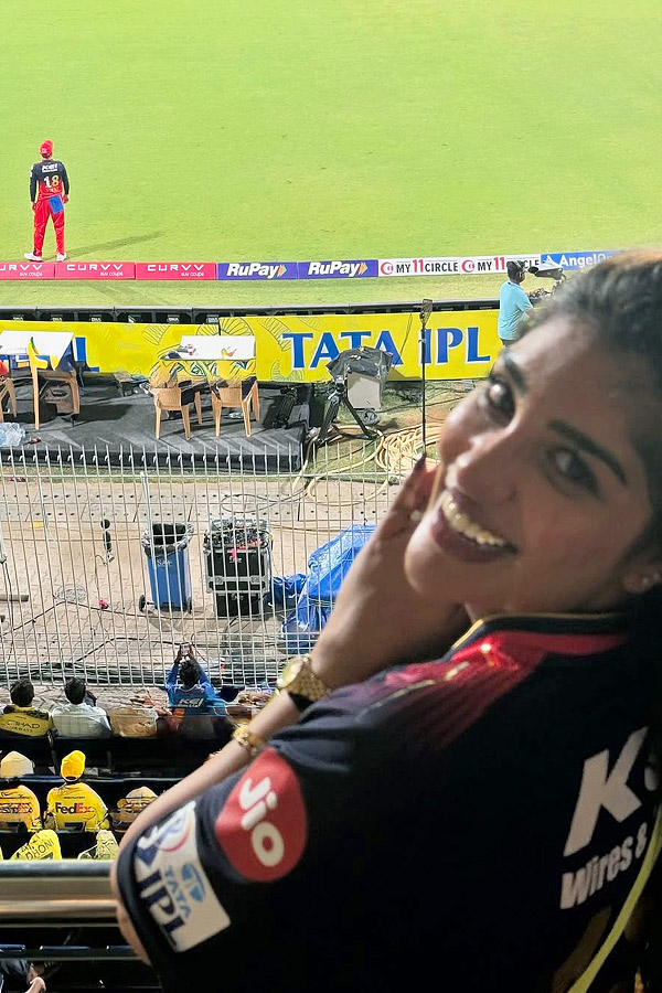Artist_20Surekha_20Vani_20Daughter_20Supritha_20Watches_20IPL_20Match_20in_20Chepauk_20Photos_20_283_29.jpg 4