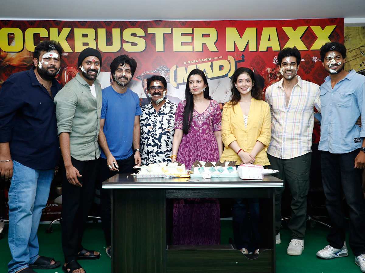 Photos_20_20MAD_20Square_20Movie_20Success_20Celebrations__20_285_29.jpg 5