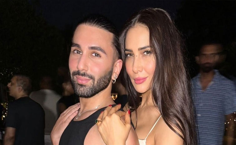 kim-sharma.jpg