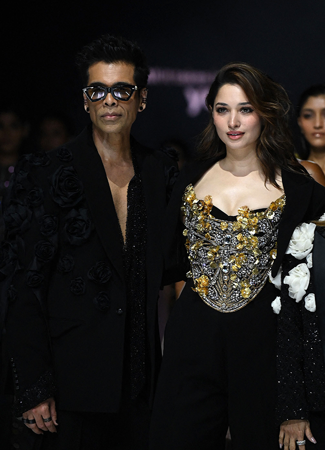 Lakme_20Fashion_20Week_20X_20FDCI_20in_20Mumbai_20Photos__20_2812_29.jpg 12