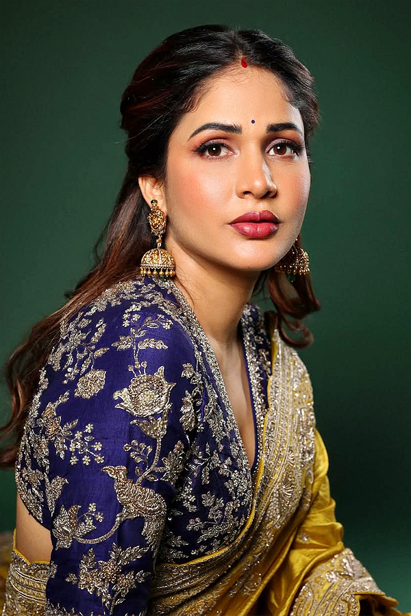 Celebrities_20Dressed_20up_20Beautifully_20in_20sarees_20for_20Ugadi_20celebrations_20Photos_20_287_29.jpg 5