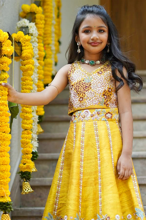 Manchu_20Vishnu_20family_20celebrates_20Ugadi_20in_20grand_20style_20PHotos_20_284_29.jpg 6