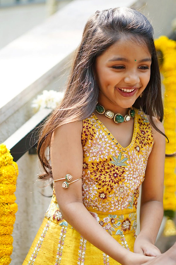 Manchu_20Vishnu_20family_20celebrates_20Ugadi_20in_20grand_20style_20PHotos_20_289_29.jpg 10