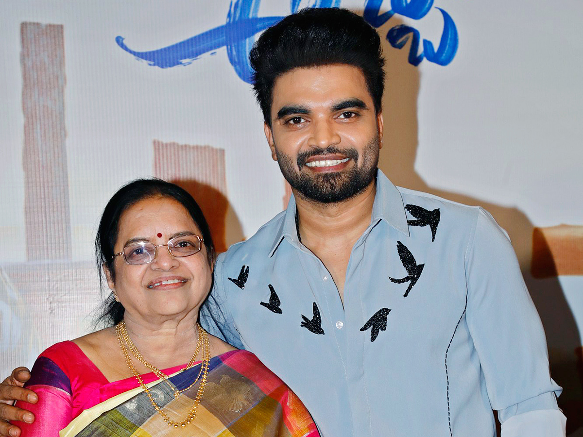 Akkada_20Ammayi_20Ikkada_20Abbayi_20Movie_20Trailer_20Launch_20Event__20_2810_29.jpg 10