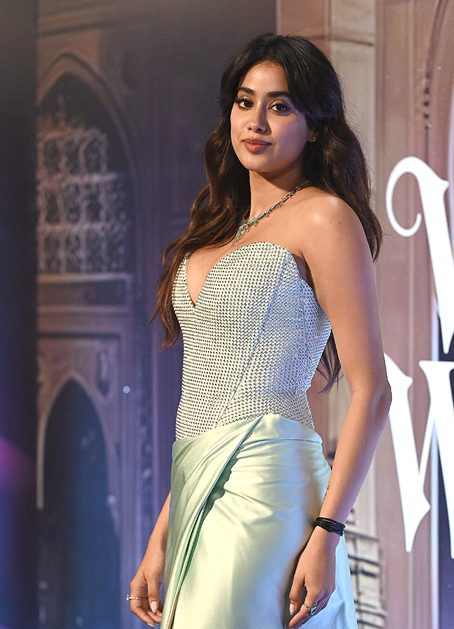Bollywood_20Actress_20Vivienne_20Westwood_20Fashion_20Event_20in_20Mumbai_20__20_289_29.jpg 9