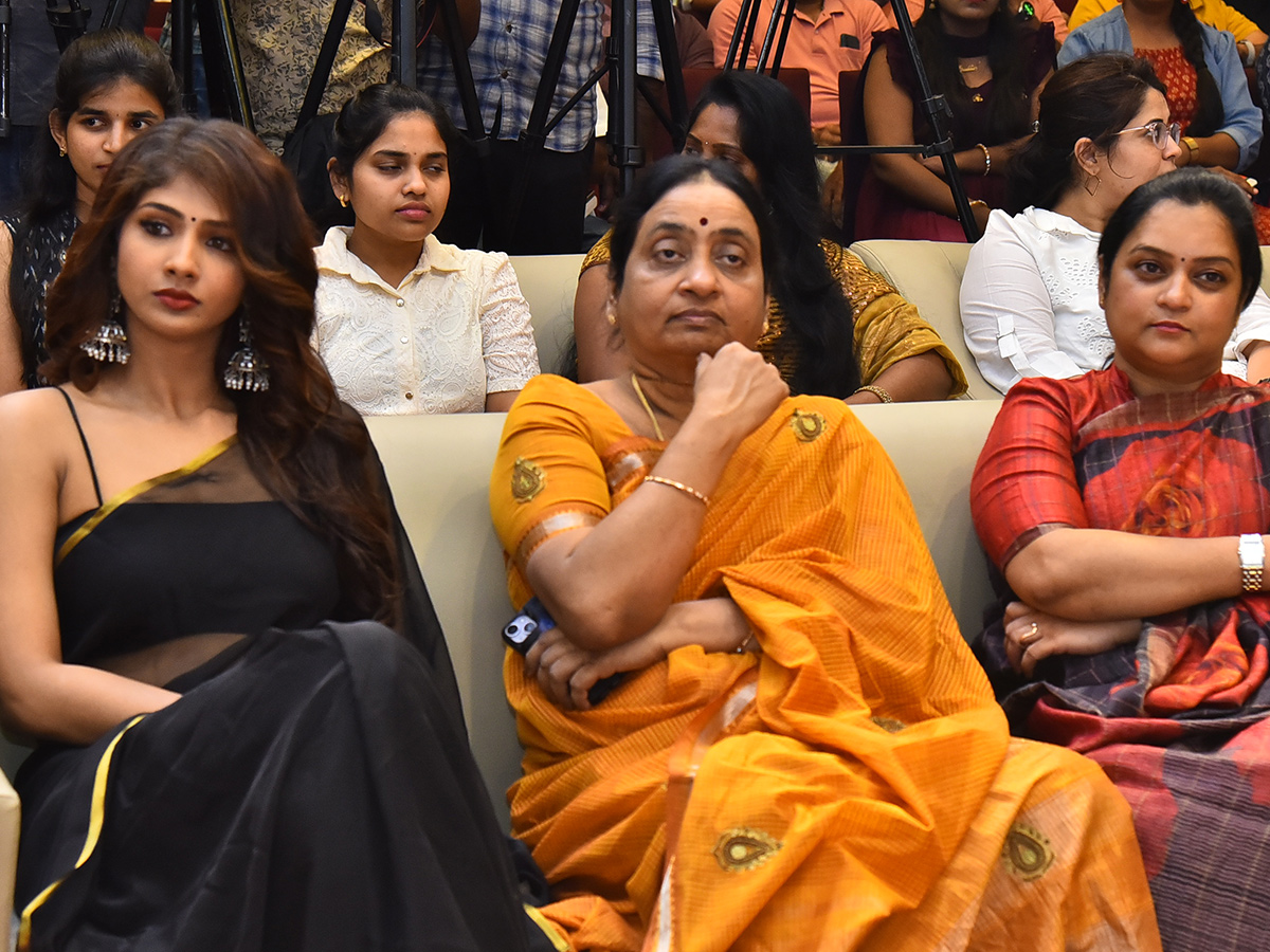Ram_20Gopal_20Varma_20Saree_20Movie_20Pre_20Release_20Photos__20_284_29.jpg 4