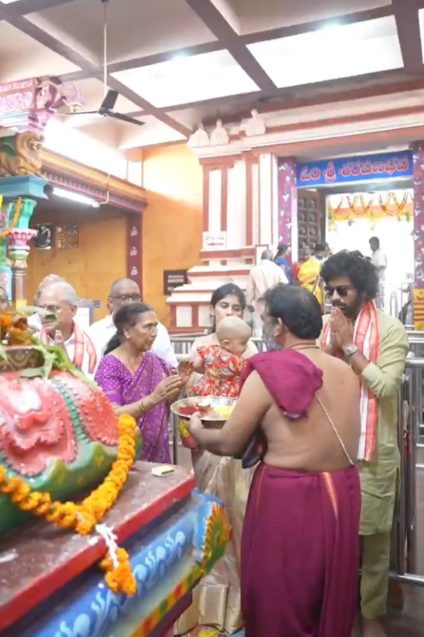 Sharwanand_20worships_20at_20Kanakadurgamma_20Temple_20in_20Vijayawada_20with_20family_20Photos_20_288_29.jpg 2