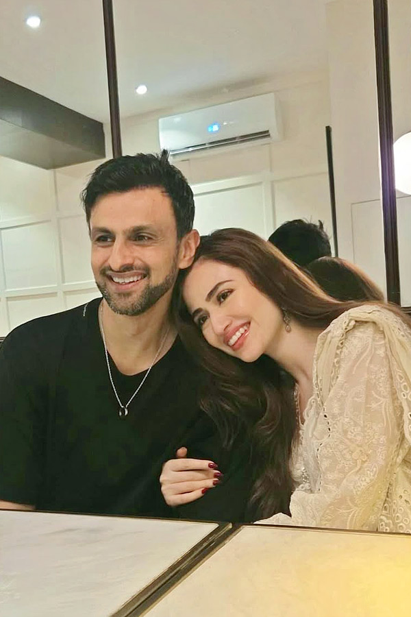 Shoaib_20Malik_20Celebrates_20Eid_20With_20Wife_20Sana_20javed_20Photos_20_282_29.jpg 4