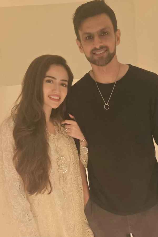 Shoaib_20Malik_20Celebrates_20Eid_20With_20Wife_20Sana_20javed_20Photos_20_284_29.jpg 7
