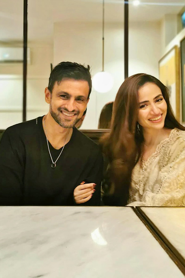 Shoaib_20Malik_20Celebrates_20Eid_20With_20Wife_20Sana_20javed_20Photos_20_285_29.jpg 8