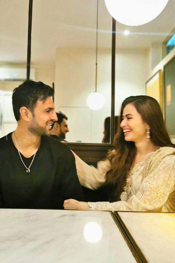 Shoaib_20Malik_20Celebrates_20Eid_20With_20Wife_20Sana_20javed_20Photos_20_288_29.jpg 11