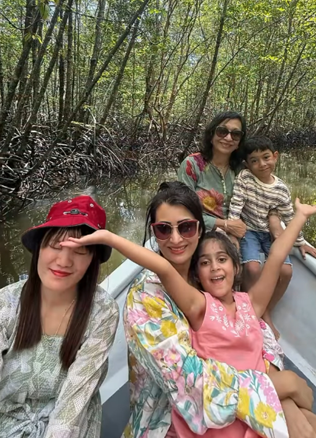 Yash_20Wife_20Tour15.jpg 14