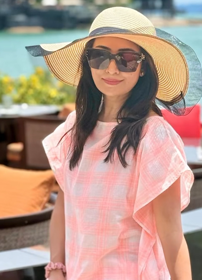 Yash_20Wife_20Tour2.jpg 3