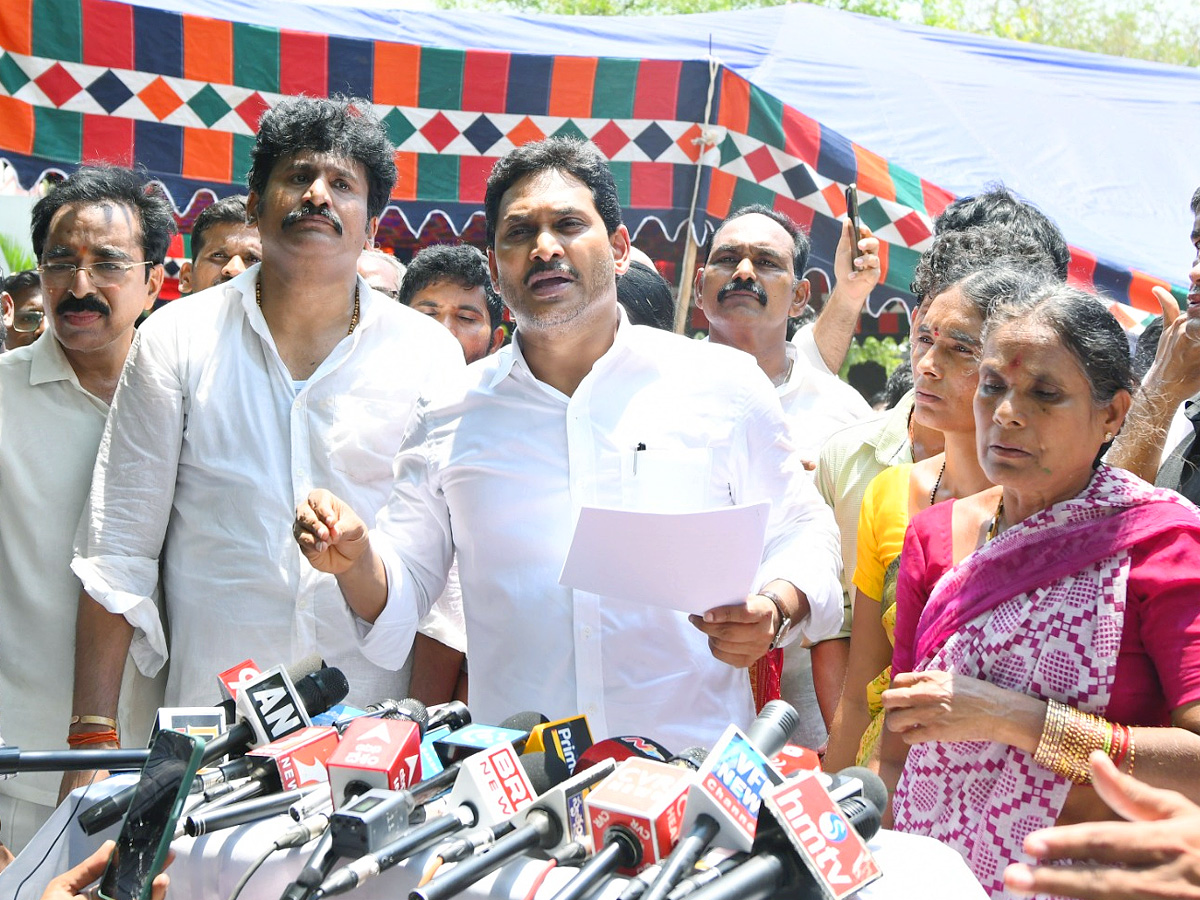 YS_20Jagan_20Consoles_20Kuruba_20Lingamaiah_20Family_20In_20Rapthadu_20Photos_20_281_29.jpg 6