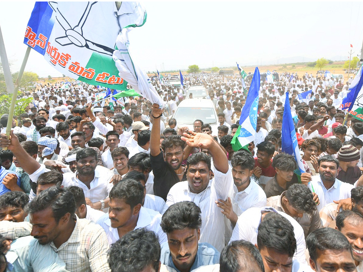 YS_20Jagan_20Consoles_20Kuruba_20Lingamaiah_20Family_20In_20Rapthadu_20Photos_20_2828_29.jpg 7