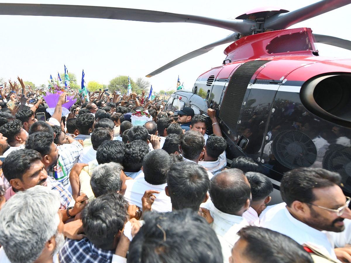 YS_20Jagan_20Consoles_20Kuruba_20Lingamaiah_20Family_20In_20Rapthadu_20Photos_20_2833_29.jpg 12