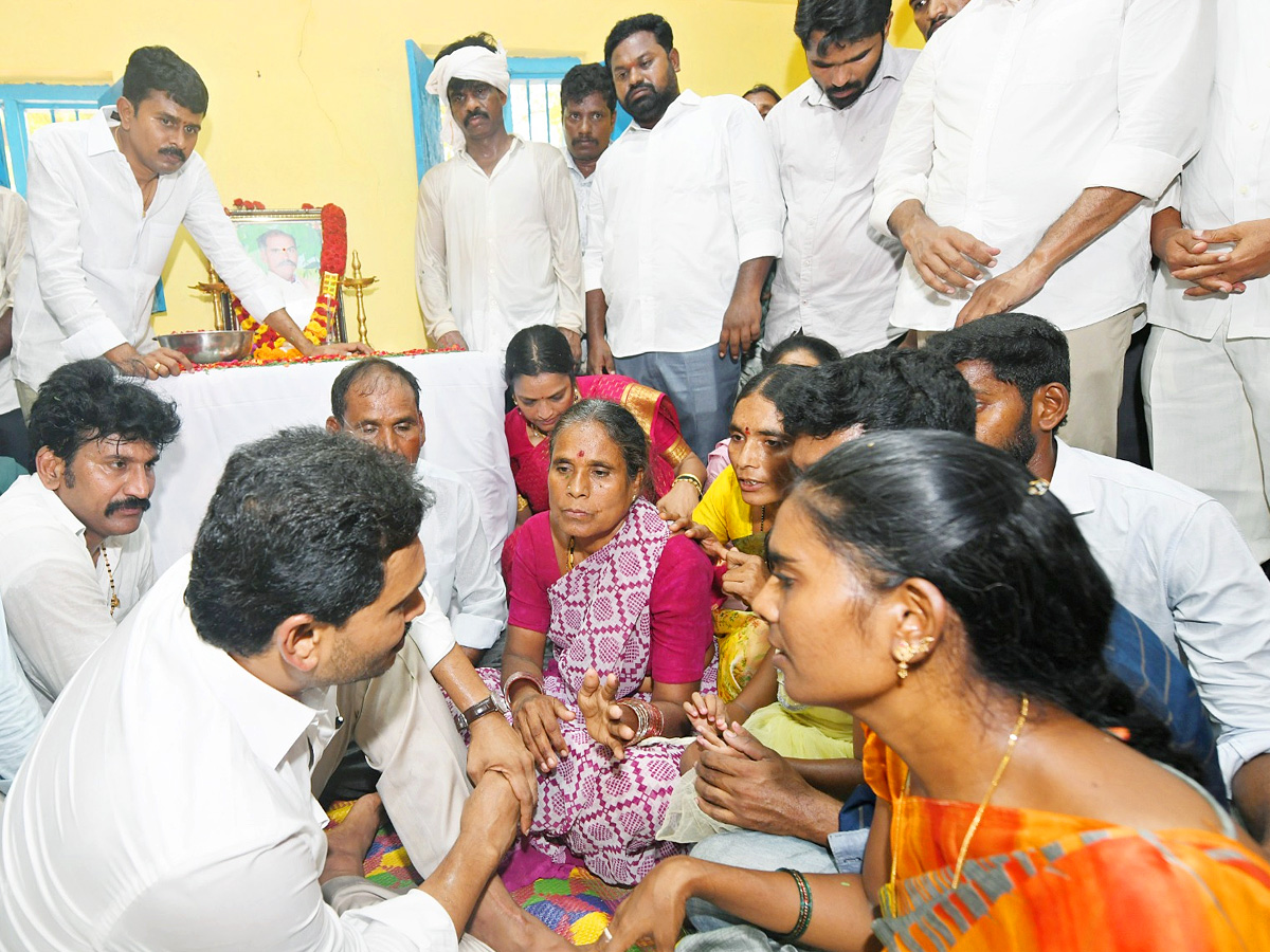 YS_20Jagan_20Consoles_20Kuruba_20Lingamaiah_20Family_20In_20Rapthadu_20Photos_20_2849_29.jpg 2