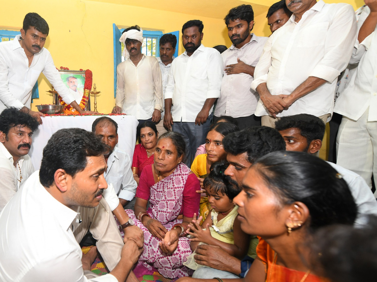 YS_20Jagan_20Consoles_20Kuruba_20Lingamaiah_20Family_20In_20Rapthadu_20Photos_20_2850_29.jpg 3