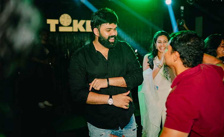 Actress_20Abhinaya_20Enjoying_20Bachelor_20Party_20With_20Friends_20Photos_20VIral_20_289_29.jpg 10