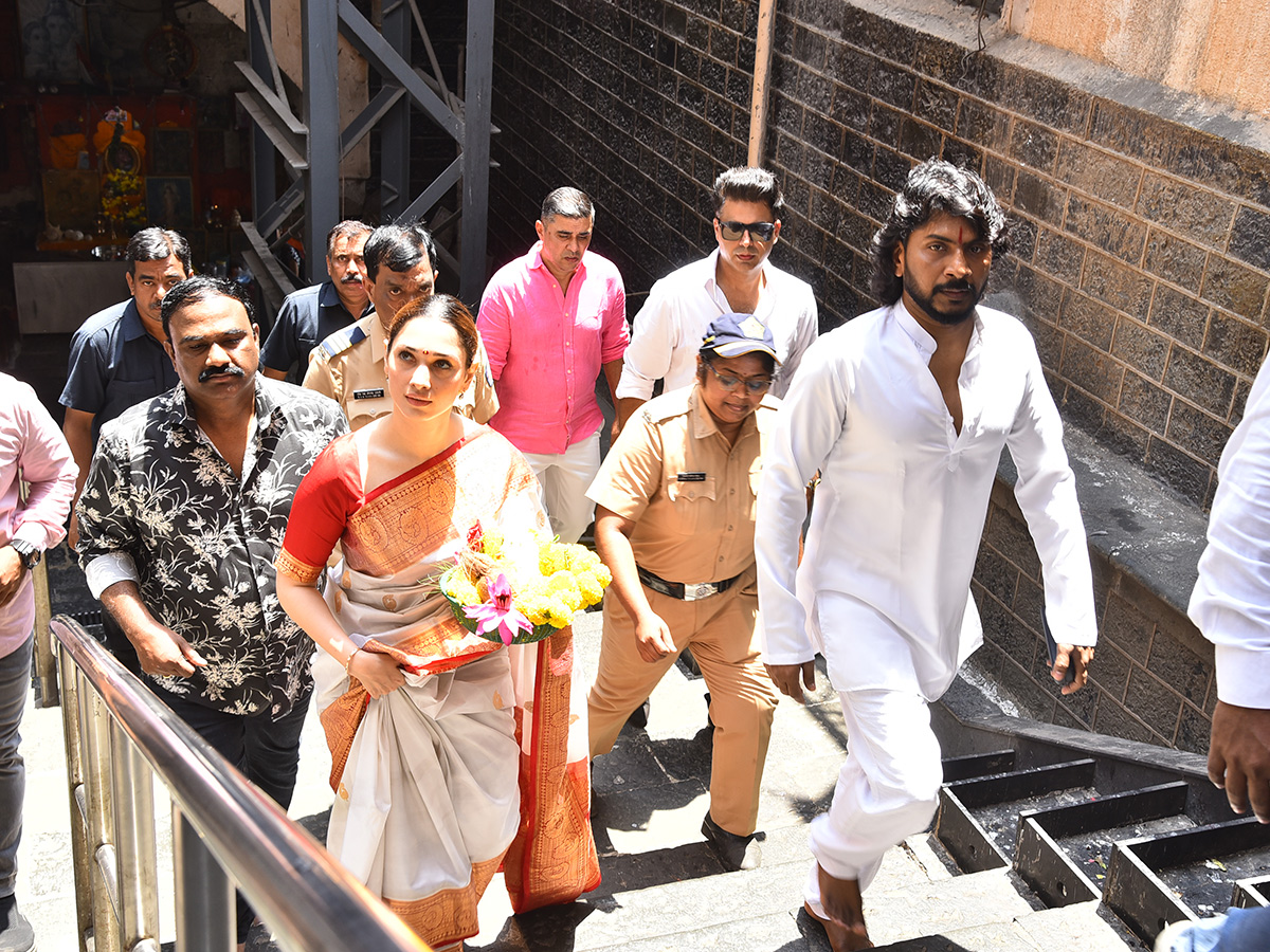 Odela_202_20Movie_20Team_20Visited_20Babulnath_20Temple_20Mumbai__20_2811_29.jpg 11