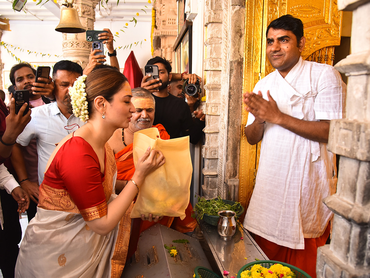 Odela_202_20Movie_20Team_20Visited_20Babulnath_20Temple_20Mumbai__20_2814_29.jpg 14