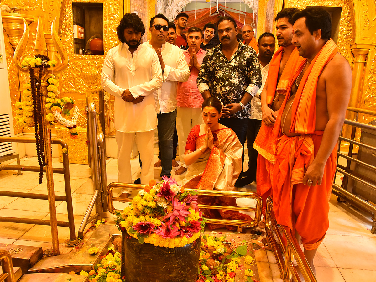 Odela_202_20Movie_20Team_20Visited_20Babulnath_20Temple_20Mumbai__20_281_29.jpg 1