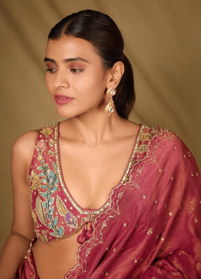 Actress_20Hebba_20Patel_20Stunning_20Look_20Photos_20In_20Saree_20_20_287_29.jpg 4