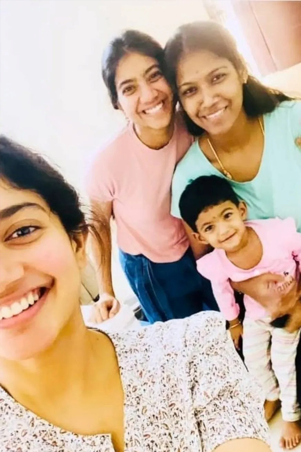 Sai_20Pallavi_20Happy_20moments_20with_20her_20friends_20Photos_20Viral_20_2810_29.jpg 12