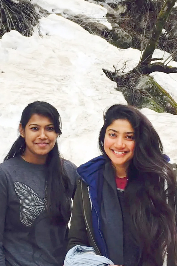 Sai_20Pallavi_20Happy_20moments_20with_20her_20friends_20Photos_20Viral_20_2811_29.jpg 13