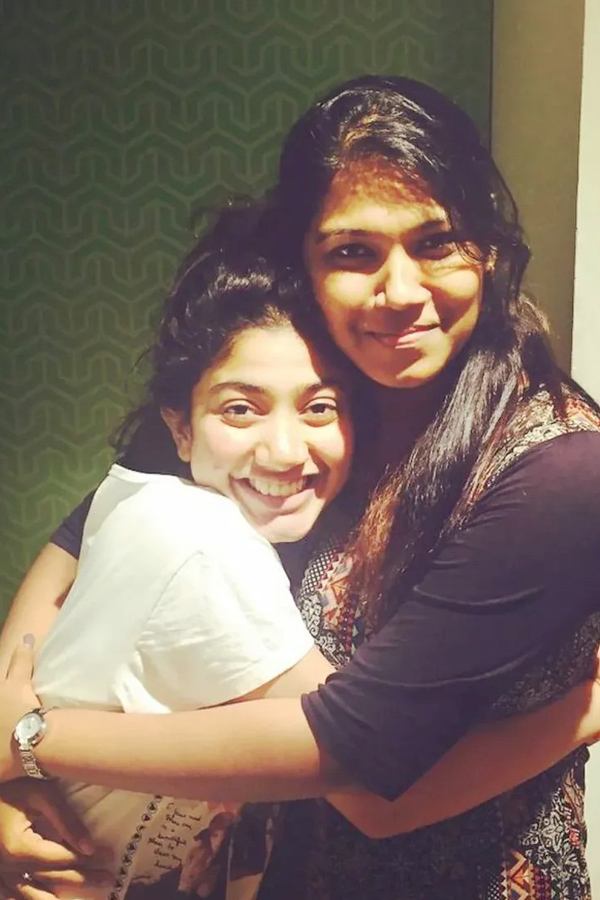 Sai_20Pallavi_20Happy_20moments_20with_20her_20friends_20Photos_20Viral_20_2812_29.jpg 14