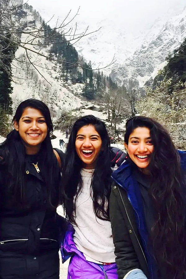 Sai_20Pallavi_20Happy_20moments_20with_20her_20friends_20Photos_20Viral_20_2813_29.jpg 15