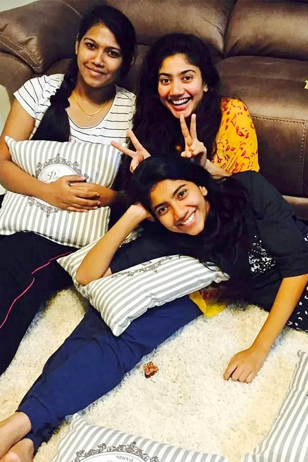 Sai_20Pallavi_20Happy_20moments_20with_20her_20friends_20Photos_20Viral_20_2814_29.jpg 16