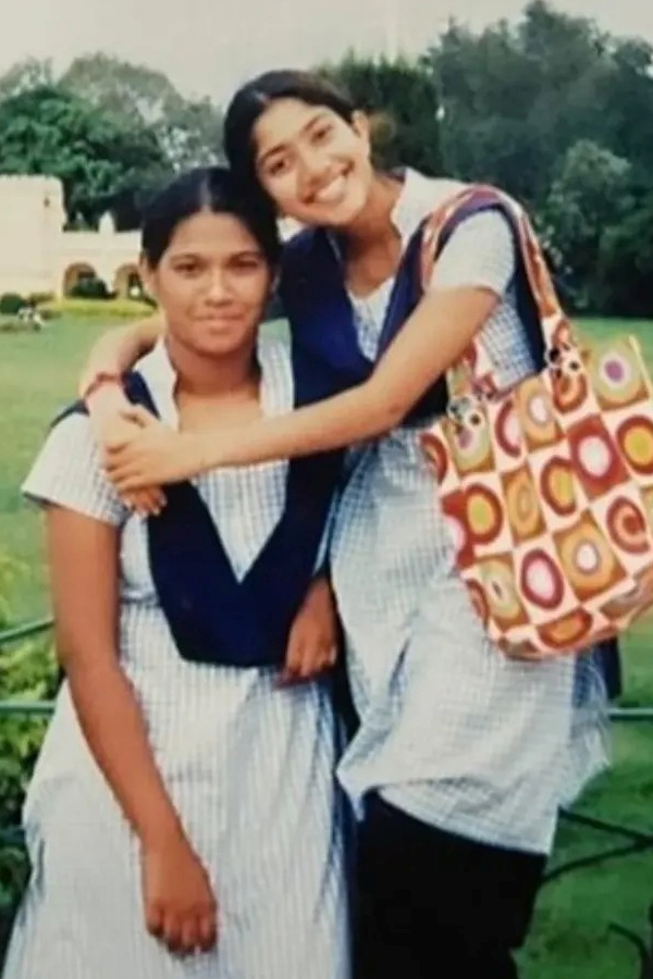 Sai_20Pallavi_20Happy_20moments_20with_20her_20friends_20Photos_20Viral_20_2816_29.jpg 18