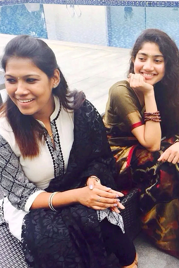 Sai_20Pallavi_20Happy_20moments_20with_20her_20friends_20Photos_20Viral_20_2817_29.jpg 19