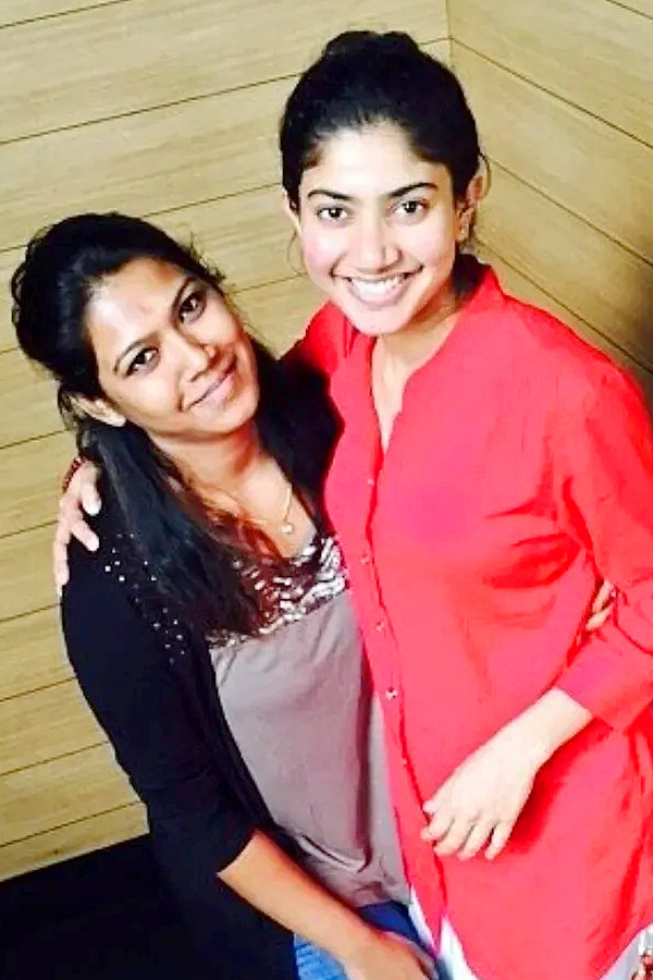 Sai_20Pallavi_20Happy_20moments_20with_20her_20friends_20Photos_20Viral_20_2818_29.jpg 20