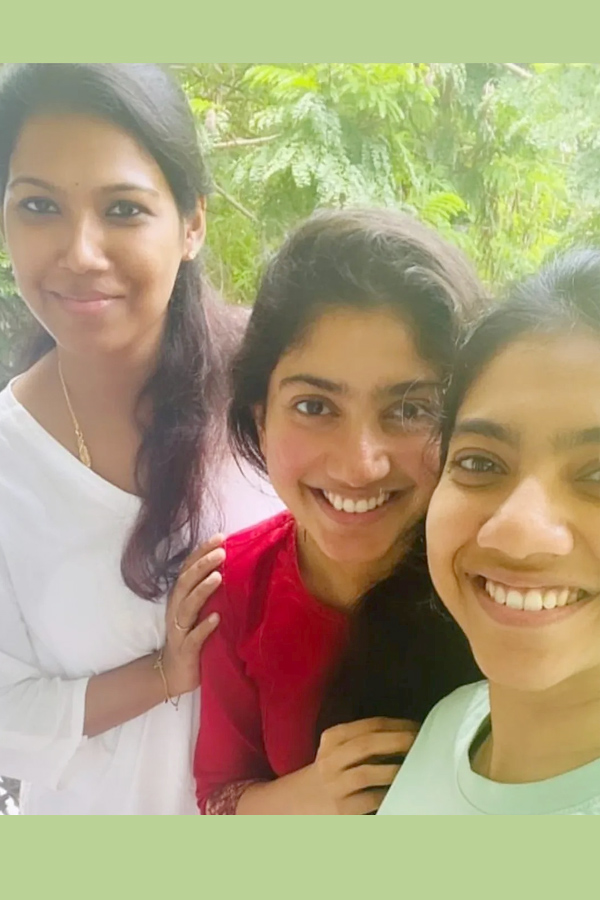 Sai_20Pallavi_20Happy_20moments_20with_20her_20friends_20Photos_20Viral_20_2819_29.jpg 21