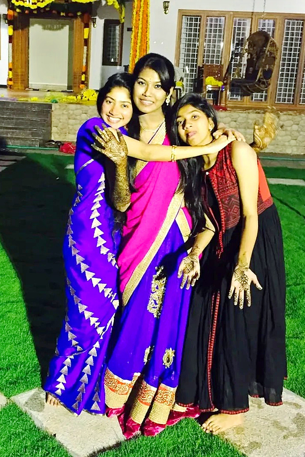 Sai_20Pallavi_20Happy_20moments_20with_20her_20friends_20Photos_20Viral_20_281_29.jpg 3