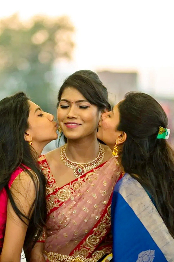 Sai_20Pallavi_20Happy_20moments_20with_20her_20friends_20Photos_20Viral_20_284_29.jpg 6