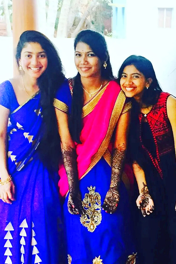 Sai_20Pallavi_20Happy_20moments_20with_20her_20friends_20Photos_20Viral_20_285_29.jpg 7